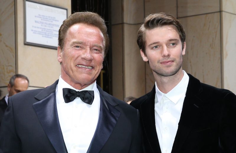 diễn viên Patrick Schwarzenegger bên cạnh bố Arnold Schwarzenegger 