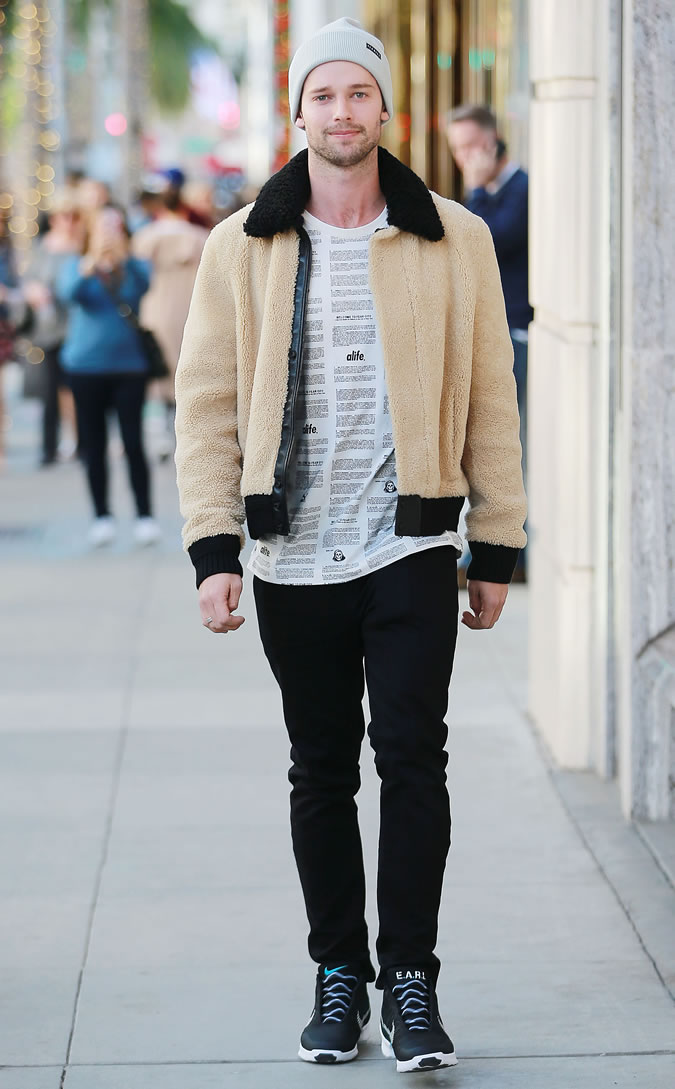 diễn viên Patrick Schwarzenegger đội mũ beanie