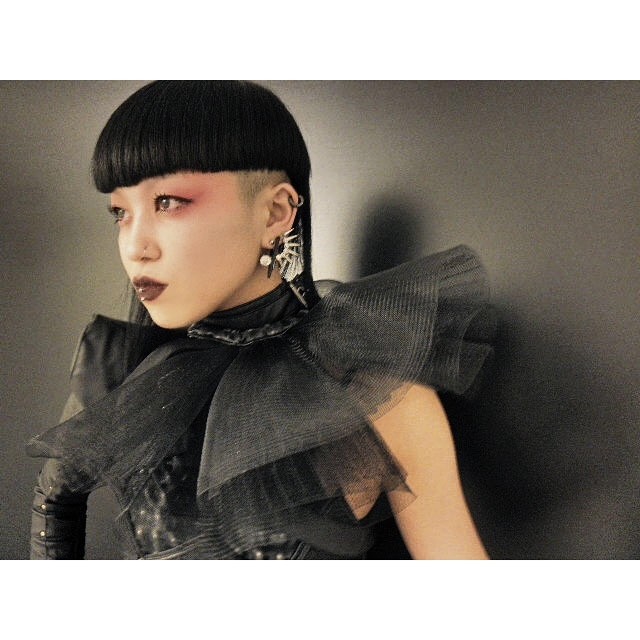 nữ daner-Aya Sato mặc trang phục đen