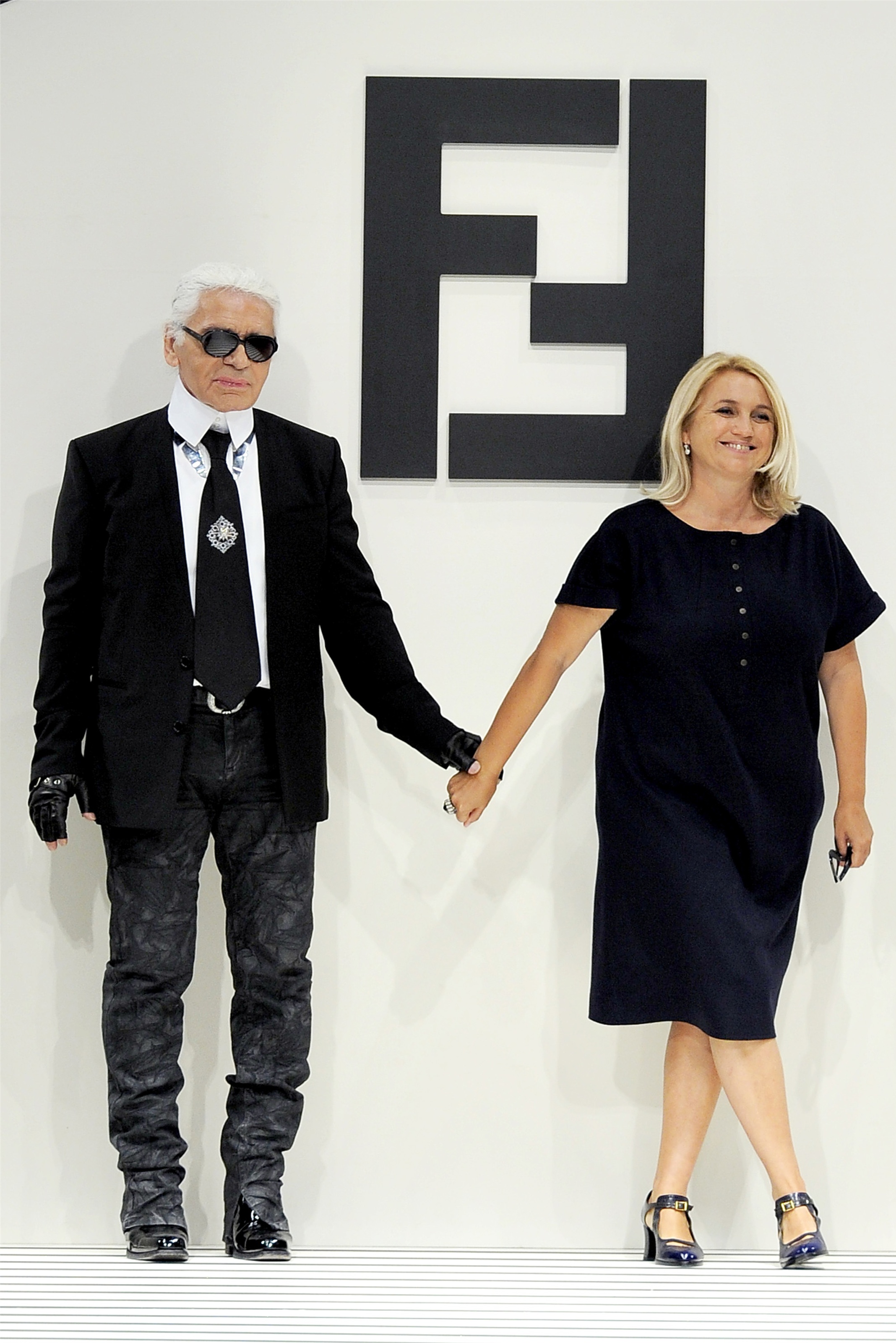 Karl Lagerfeld và Sivia đương thời -logo thương hiệu