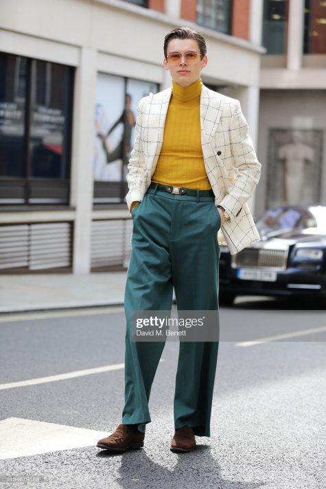 Outfit thời thượng trên đường phố London giúp Mathias Le Fevre nổi bật. Ảnh: Getty Images