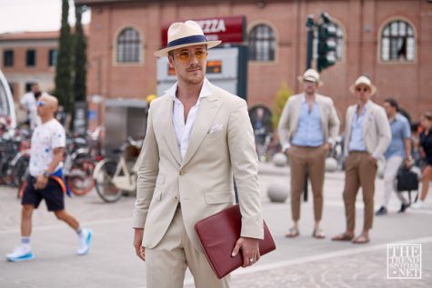 pitti uomo 96 - quý ông mặc suit màu beige và panama hat