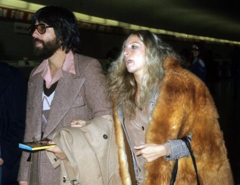 phong cách thời trang sân bay của Barbra Streisand và Jon Peters 1975