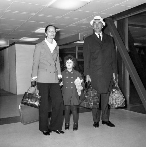 phong cách thời trang sân bay của Christopher Lee và gia đình 1970