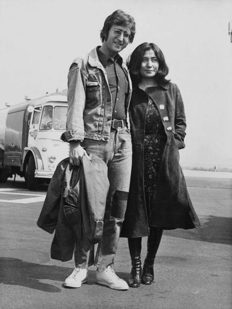 phong cách thời trang sân bay của John Lennon và Yoko Ono 1970