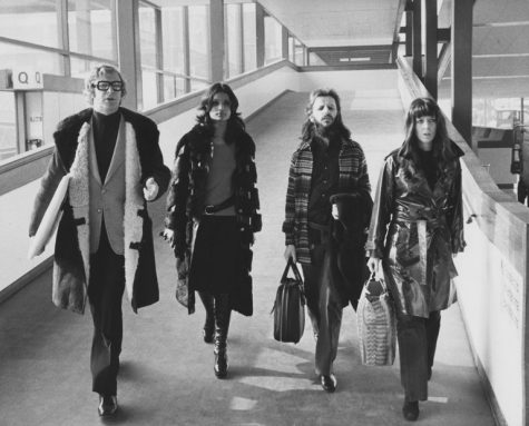 phong cách thời trang sân bay của Michael Caine, Shakira Baksh, Ringo Starr và Maureen Cox 1973
