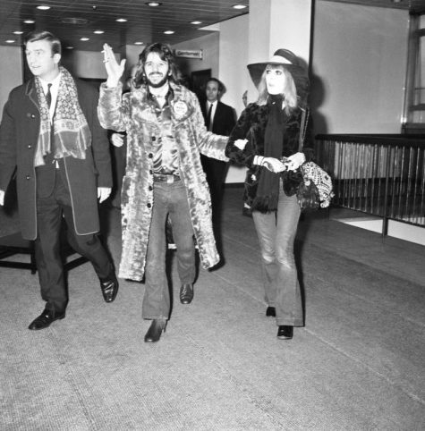 phong cách thời trang sân bay của Ringo Starr và vợ Maureen 1970