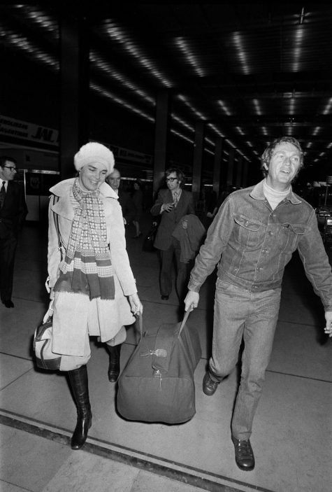 phong cách thời trang sân bay của Steve McQueen và Ali MacGraw 1973