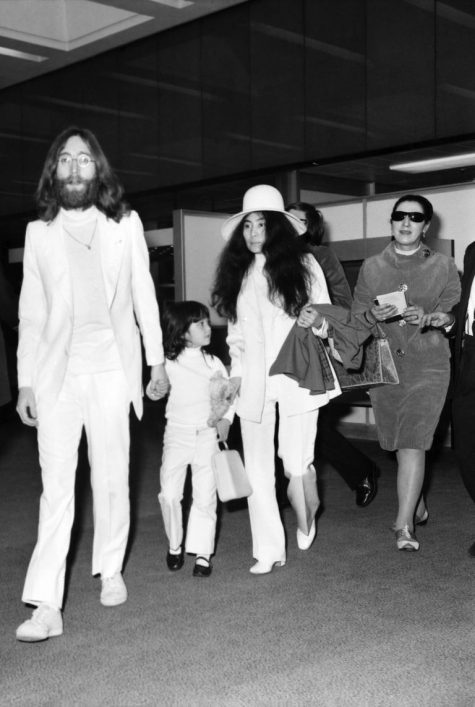 phong cách thời trang sân bay của John Lennon, Yoko Ono và con gái Julian Lenon 1970