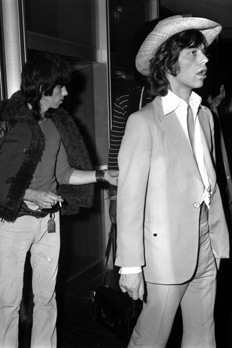 phong cách thời trang sân bay của Keith Richards và Mick Jagger 1970