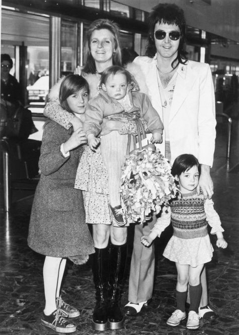 phong cách thời trang sân bay của Paul McCartney và gia đình năm 1973