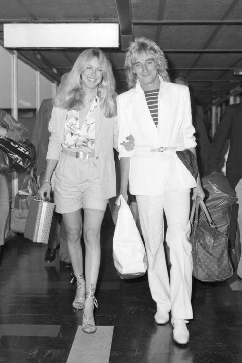phong cách thời trang sân bay của Rod Stewart và bạn gái 1978