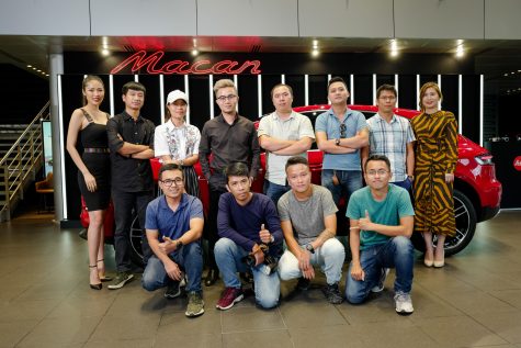 Các phóng viên và đội ngữ Porsche Việt Nam chụp ảnh lưu niệm cạnh Porsche Macan 2019