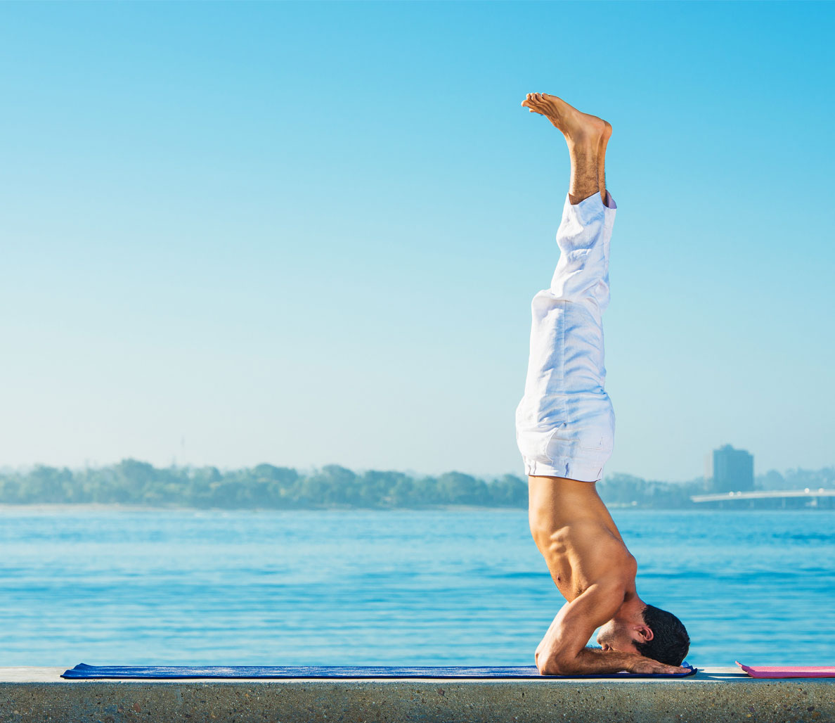 giải tỏa stress-chàng trai đang tập yoga