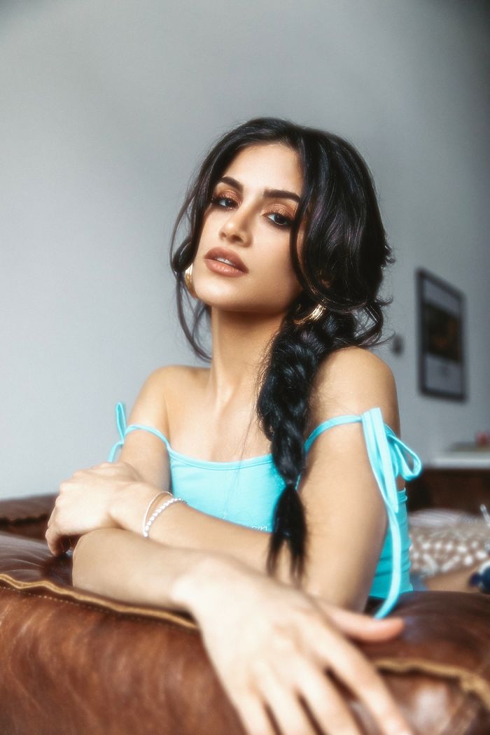 công chúa Disney Jasmine bản người thật đang ngồi