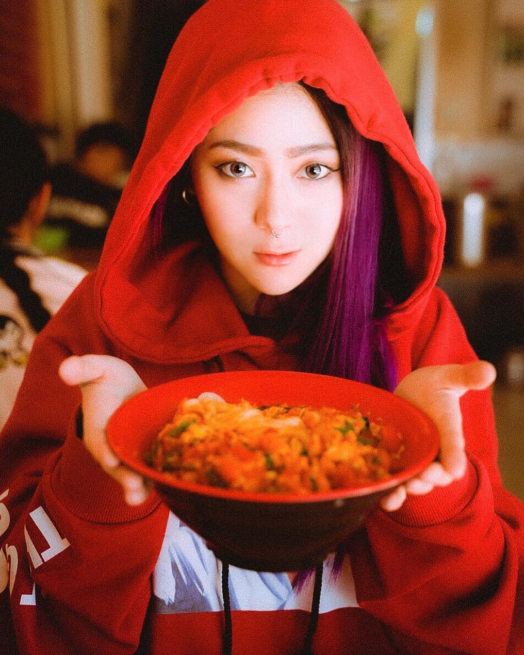 nữ dj xinh đẹp - ray ray mặc áo hoodie đỏ