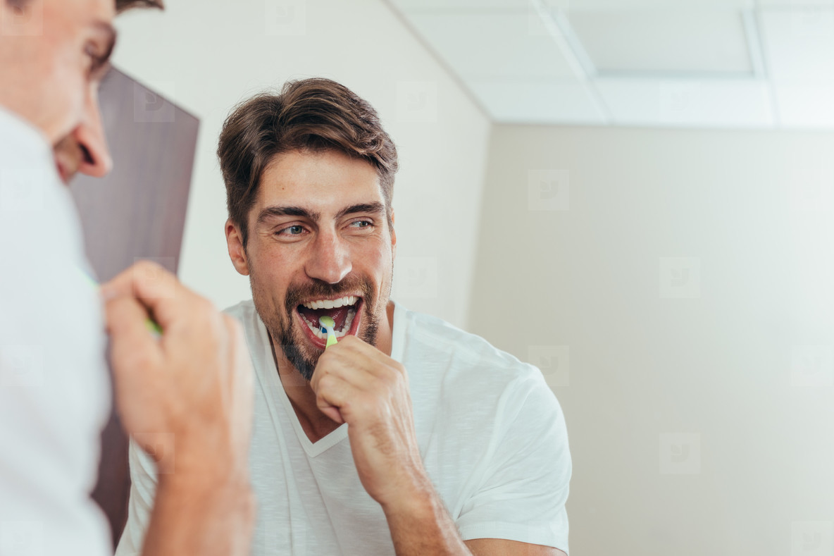 người đàn ông đang đánh răng
