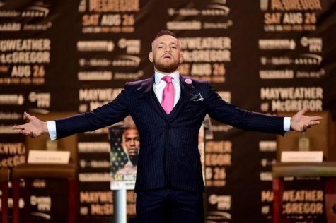 võ sĩ Conor McGregor mặc suit