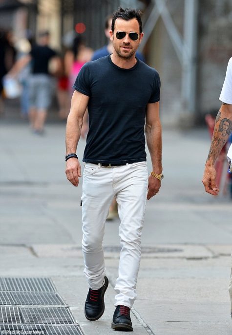 Giày boots nam ELLE Man Justin Theroux cùng Brogue boots và quần jeans trắng