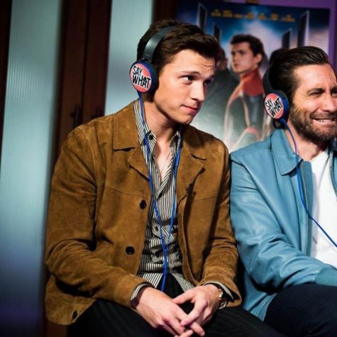 tom holland áo suede và sơ mi kẻ sọc