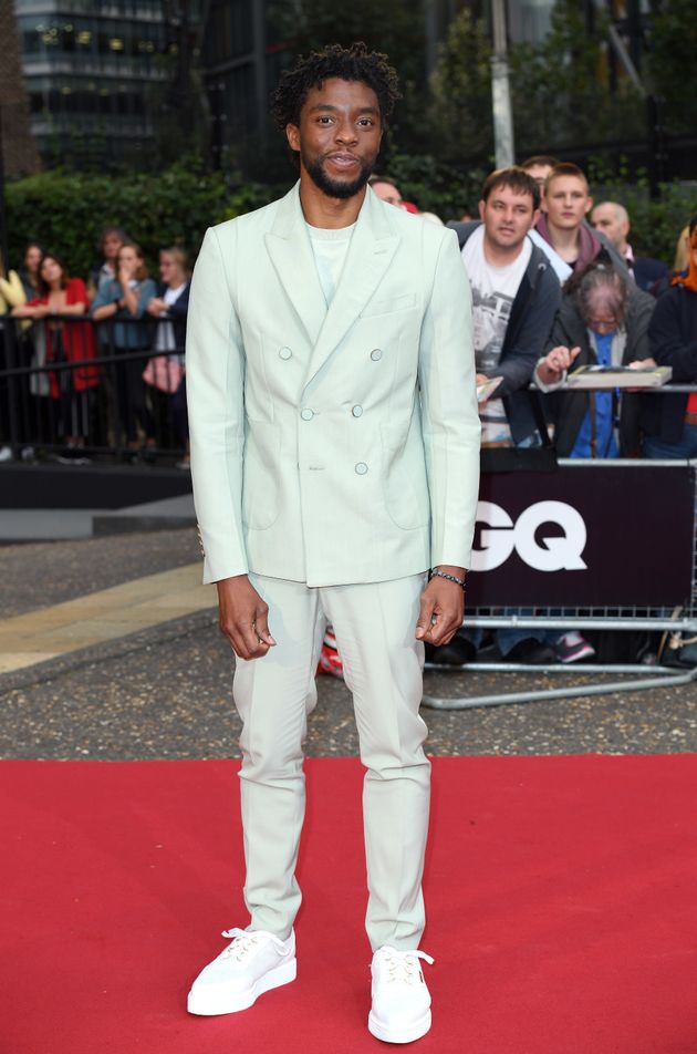 Chadwick Boseman trong trang phục suit khuy đúp ngực màu xanh lục bảo pastel (emerald pastel)