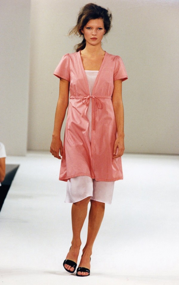 siêu mẫu Kate Moss trong BST đầu tiên của miu miu trên sàn diễn New York Fashion Week vào năm 1995.