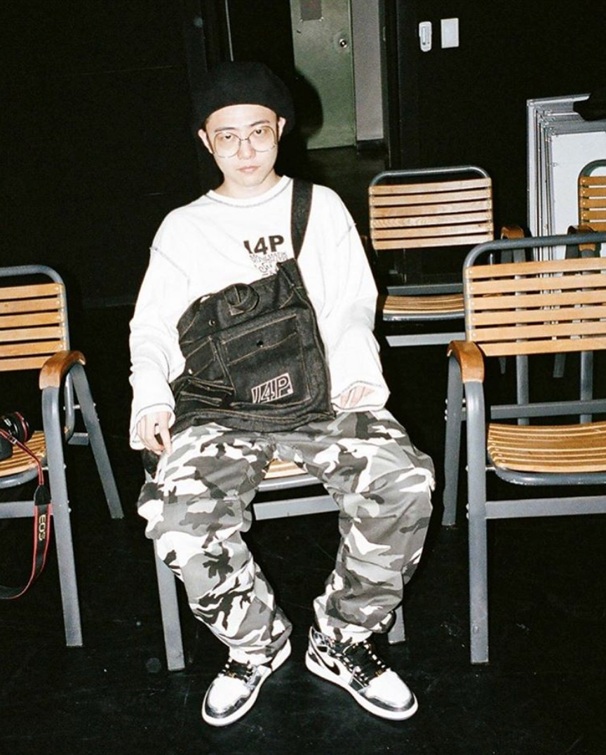 giriboy rapper mặc quần camo và áo sweater