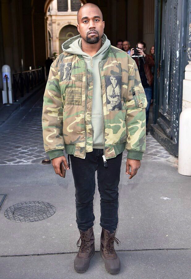 rapper kanye west mặc áo khoác camo phong cách thời trang quân đội