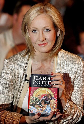 nhà văn JK Rowling và quyển sách Harry Potter tập 7