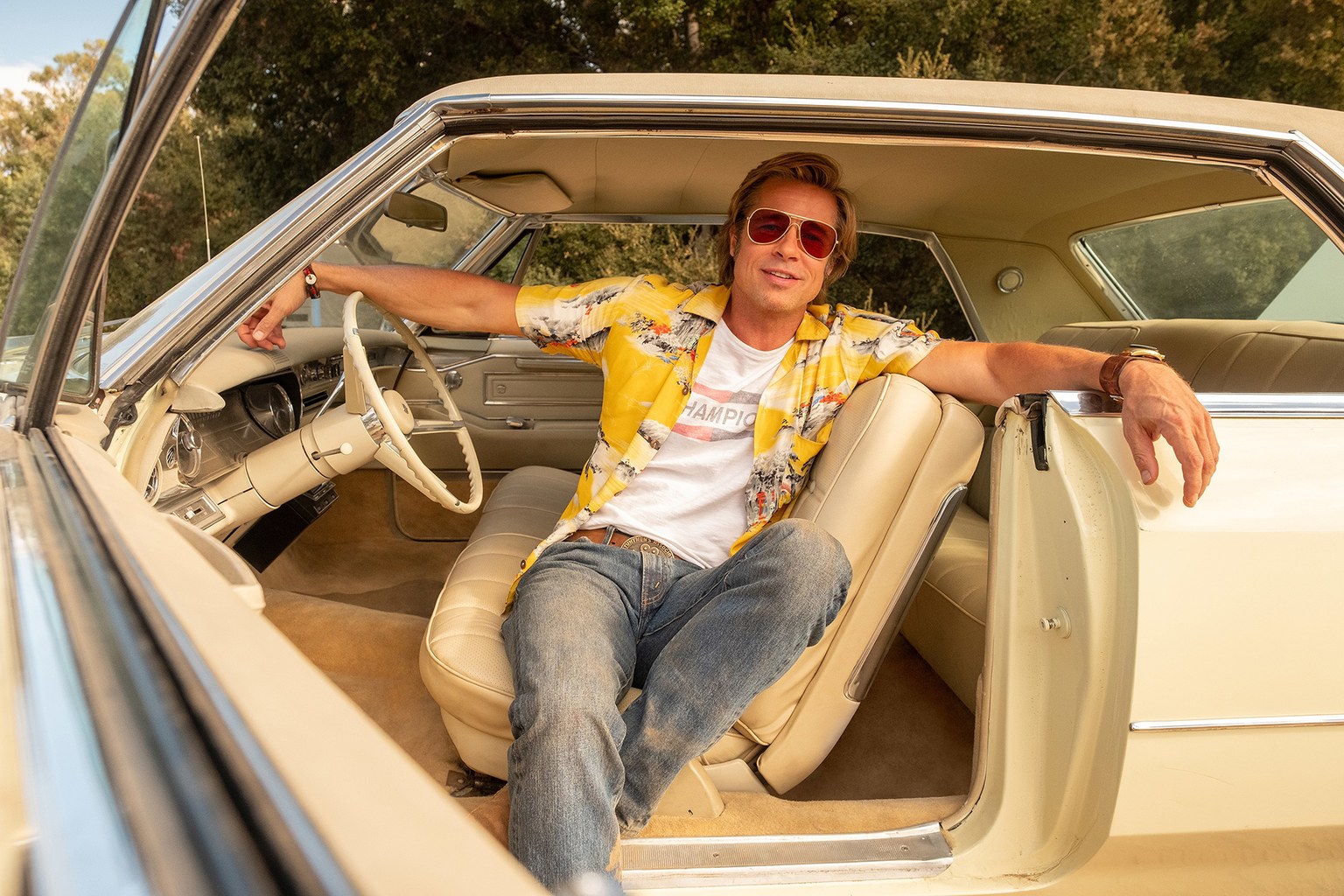 Once upon a time in hollywood cliff trong chiếc áo hawaii