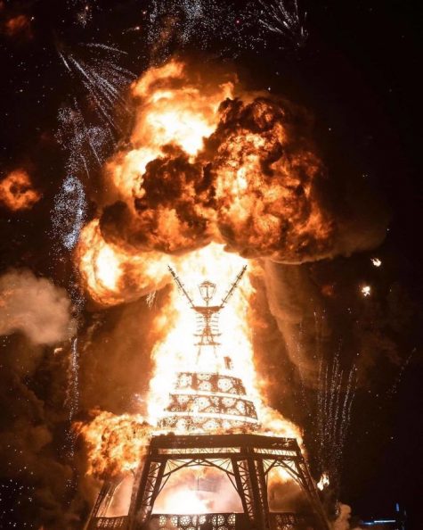 Hình nộm gỗ bị đốt vào cuối lễ hội Burning Man 2019. ảnh: Drerossin