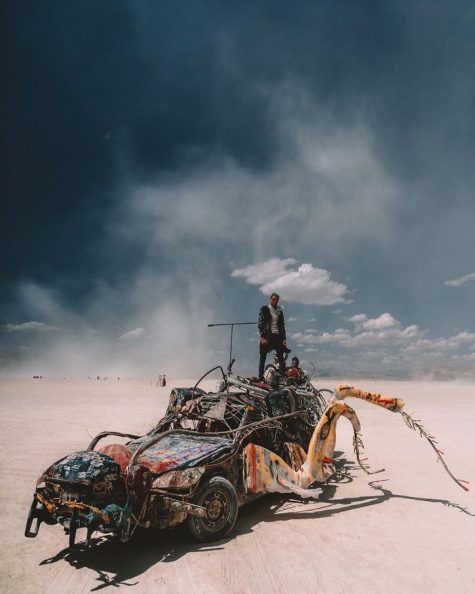 le hoi burning man 2019 - nguoi dan ong dung tren xe hoi trong sa mac - cre isthisreal - elle man