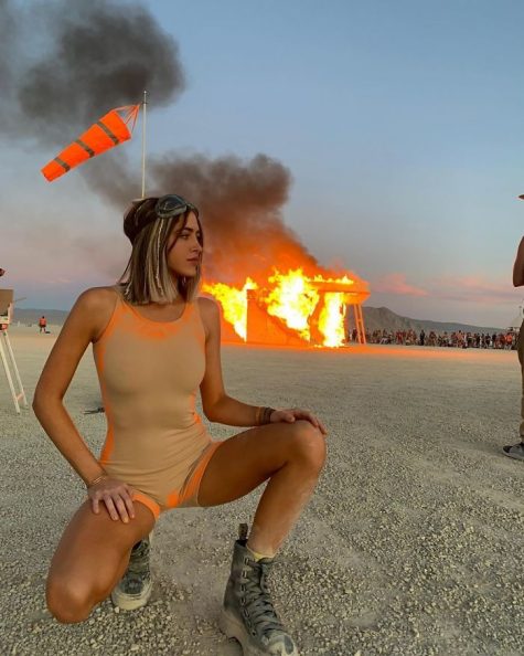 le hoi burning man 2019 - phu nu mac jumpsuit tao dang truoc dam lua - cre simihaze - elle man