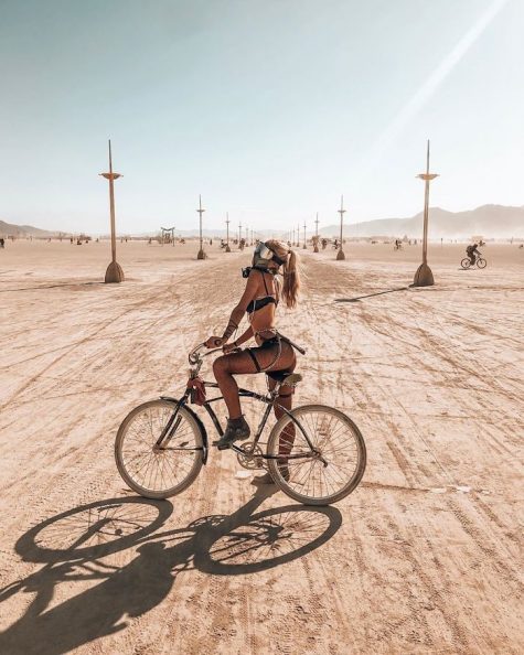 le hoi burning man 2019 - phu nu mang underwear dap xe dap tren sa mac - cre sarahardel - elle man