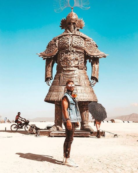 le hoi burning man 2019 - tuong nguoi mac ao giap trong sa mac - cre glyncashmoney - elle man