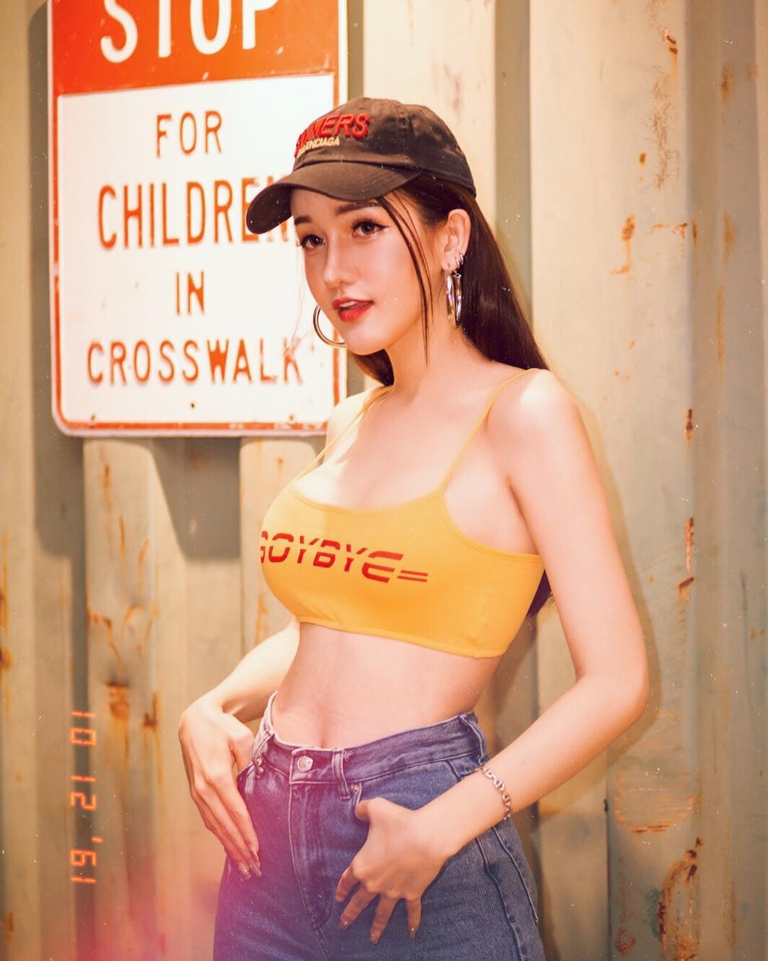 mỹ nhân chuyển giới - pynk diện áo crop top vàng