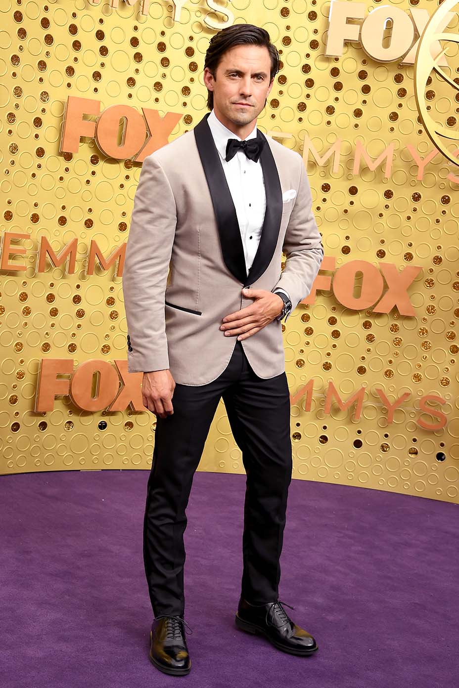 Milo Ventimiglia trong trang phục của Brunello Cucinelli tại lễ trao giải Emmy 2019