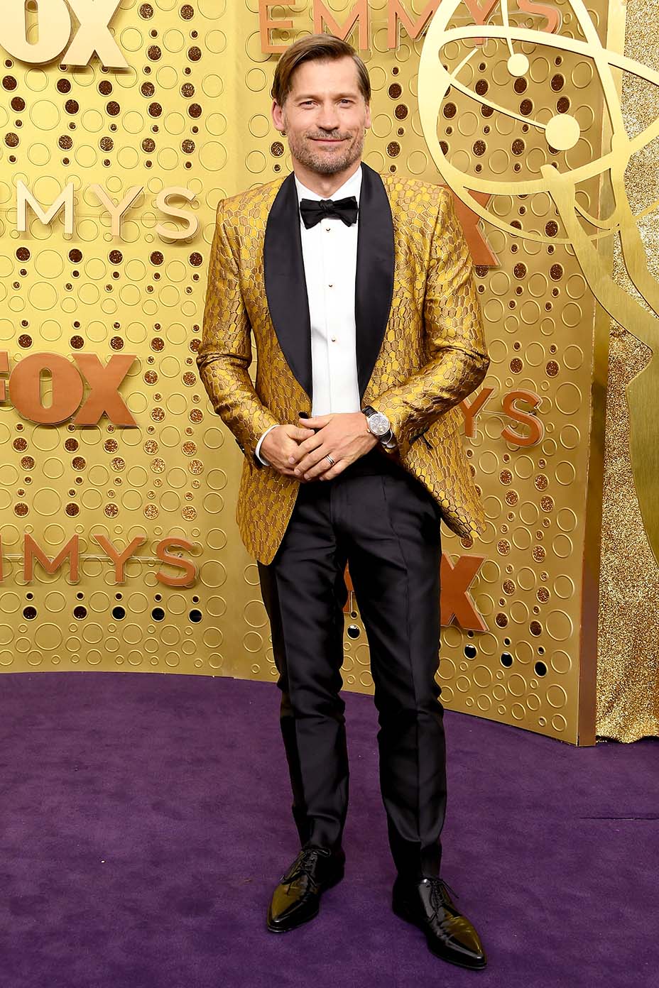 Nikolaj Coster-Waldau trong trang phục của Dolce & Gabbana tại lễ trao giải Emmy 2019