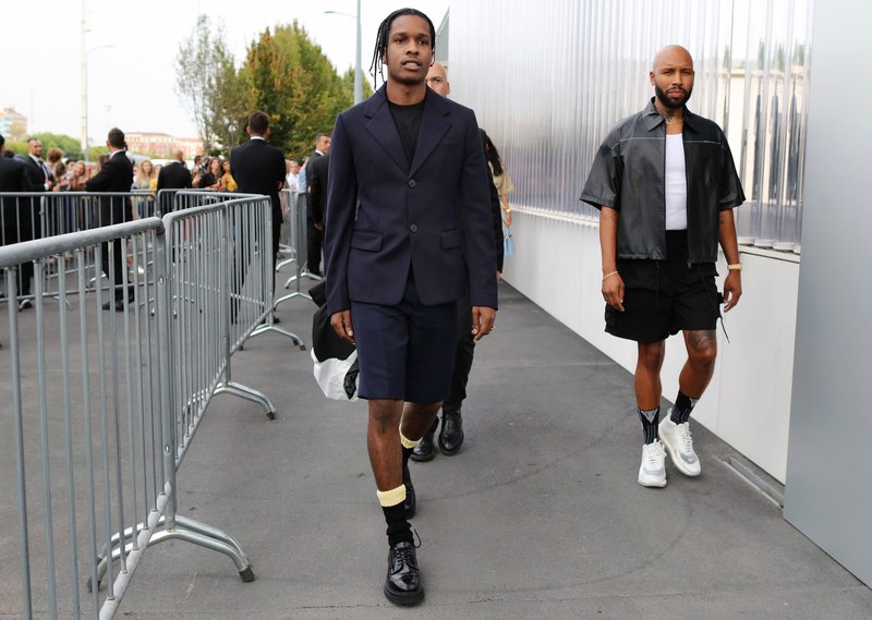 Rapper A$AP Rocky and Matthew Henson cùng chọn cho mình tông màu đen huyền bí với bộ trang phụ của nhà mốt Prada tạo nên sự tươi mới nhưng vẫn đẳng cấp