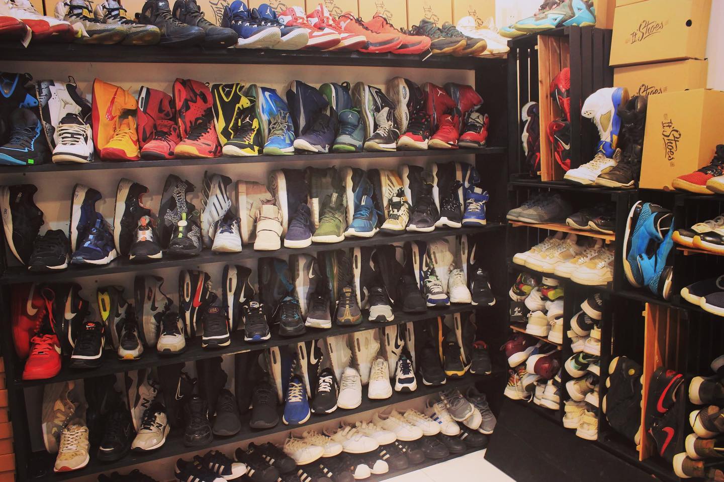 cửa hàng giày second-hand
