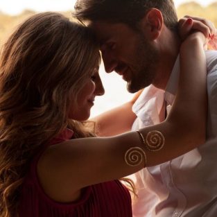Bói vui cung hoàng đạo: 6 cặp cung trái dấu vẫn hút nhau như thường