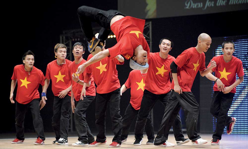 Nhóm Big Toe (Ngón chân cái) trình diễn tác phẩm “Battle of the Year” tại cuộc thi nhảy breakdance quốc tế tại Arena in Montpellier vào ngày 20/11/2010. Ảnh: AFP PHOTO / ANNE-CHRISTINE POUJOULAT / AFP PHOTO / ANNE-CHRISTINE POUJOULAT