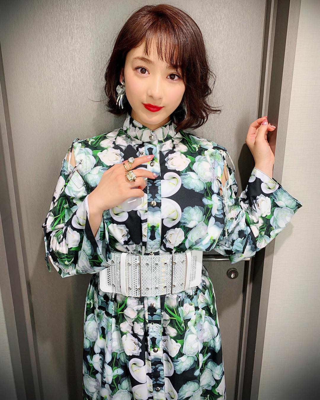 diễn viên nhật - yuna mặc váy hoa