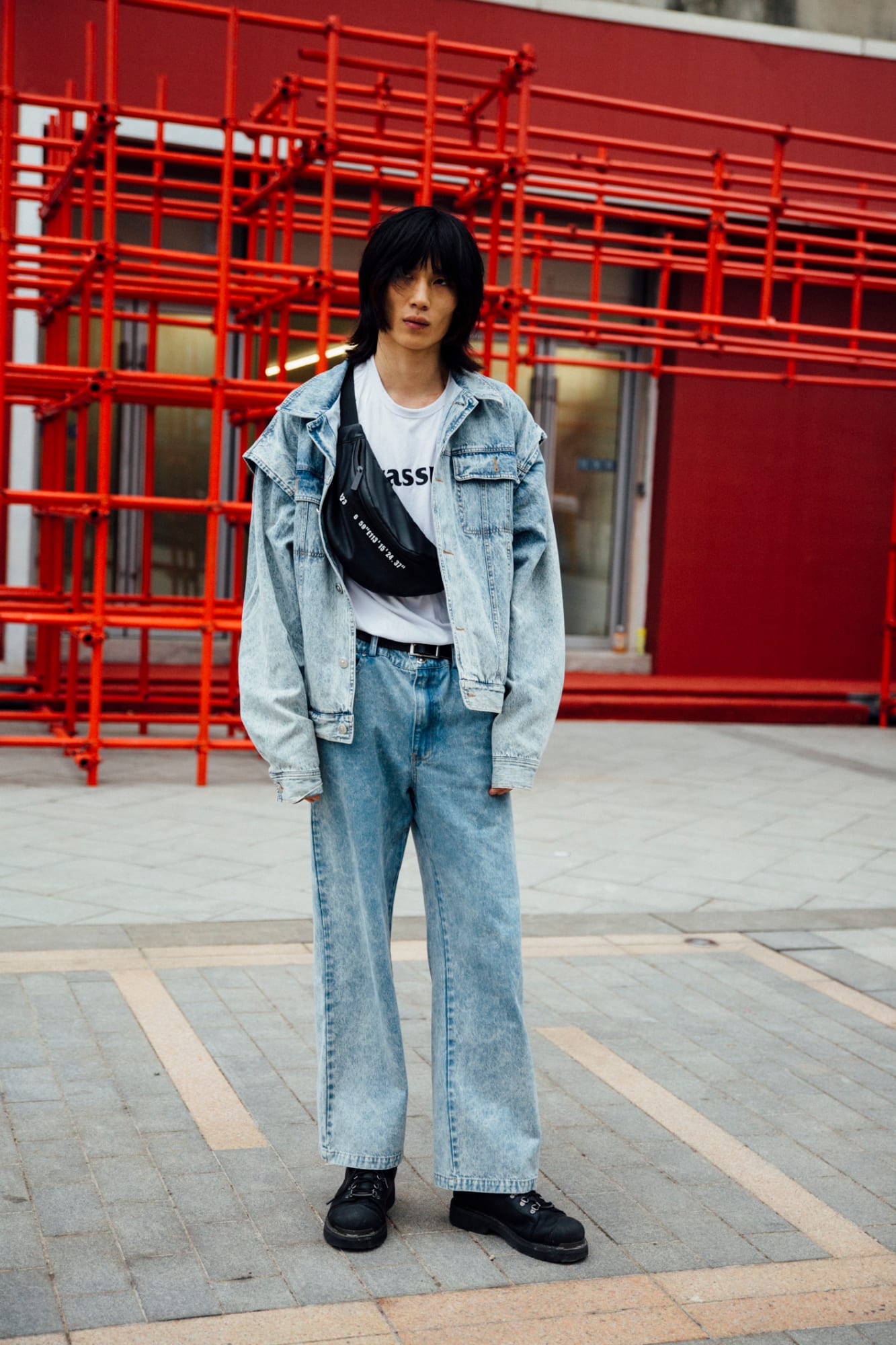 Phong cách thời trang cổ điển của thập niên 90 với quần jean sáng màu ổng rộng và áo khoác light jean. kệt hợp với giày oxford cổ điển và túi chéo đậm chất những năm 90