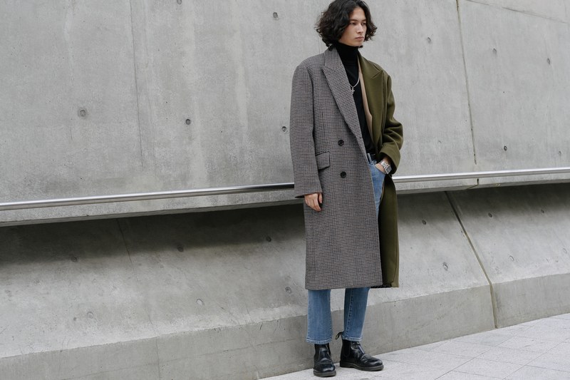 Với chiếc áo trend coat được mix từ hai nửa màu khác nhau tạo điểm nhấn cho bên trong là áo thun đen cùng quần jean cơ bản vẫn tạo sự riêng biệt cho chàng trai nà