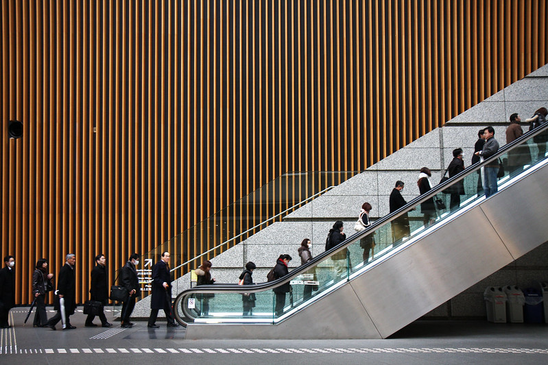 escalator queue-du lich tu tuc nhat ban-elle man-10-19-Andrew Murray Flickr