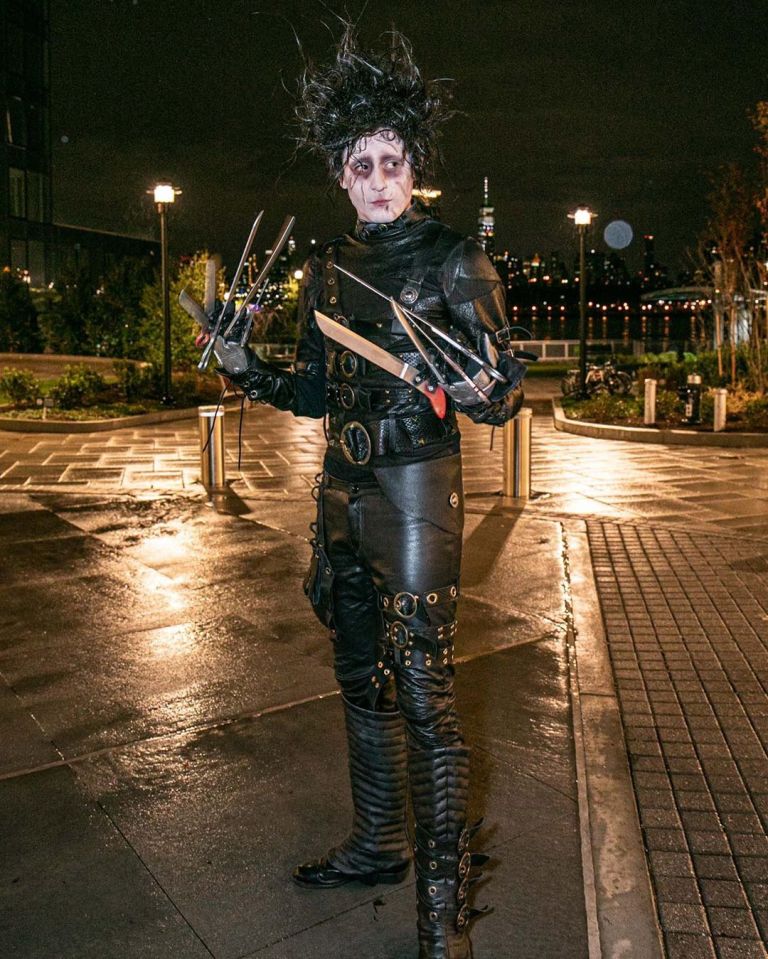 Rapper G-Eazy lại một lần nữa dạo bước trong mùa lễ hội Halloween hoá trang thành Edward Scissorhands vô cùng chân thật
