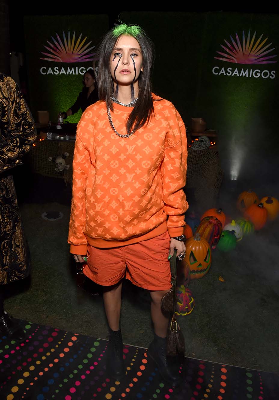Nina Dobrev hoá thân thành Billie Eilish một cách hoàn hảo với bộ trang phục màu cam từ đầu đến chân của nhà mốt Louis Vuitton 