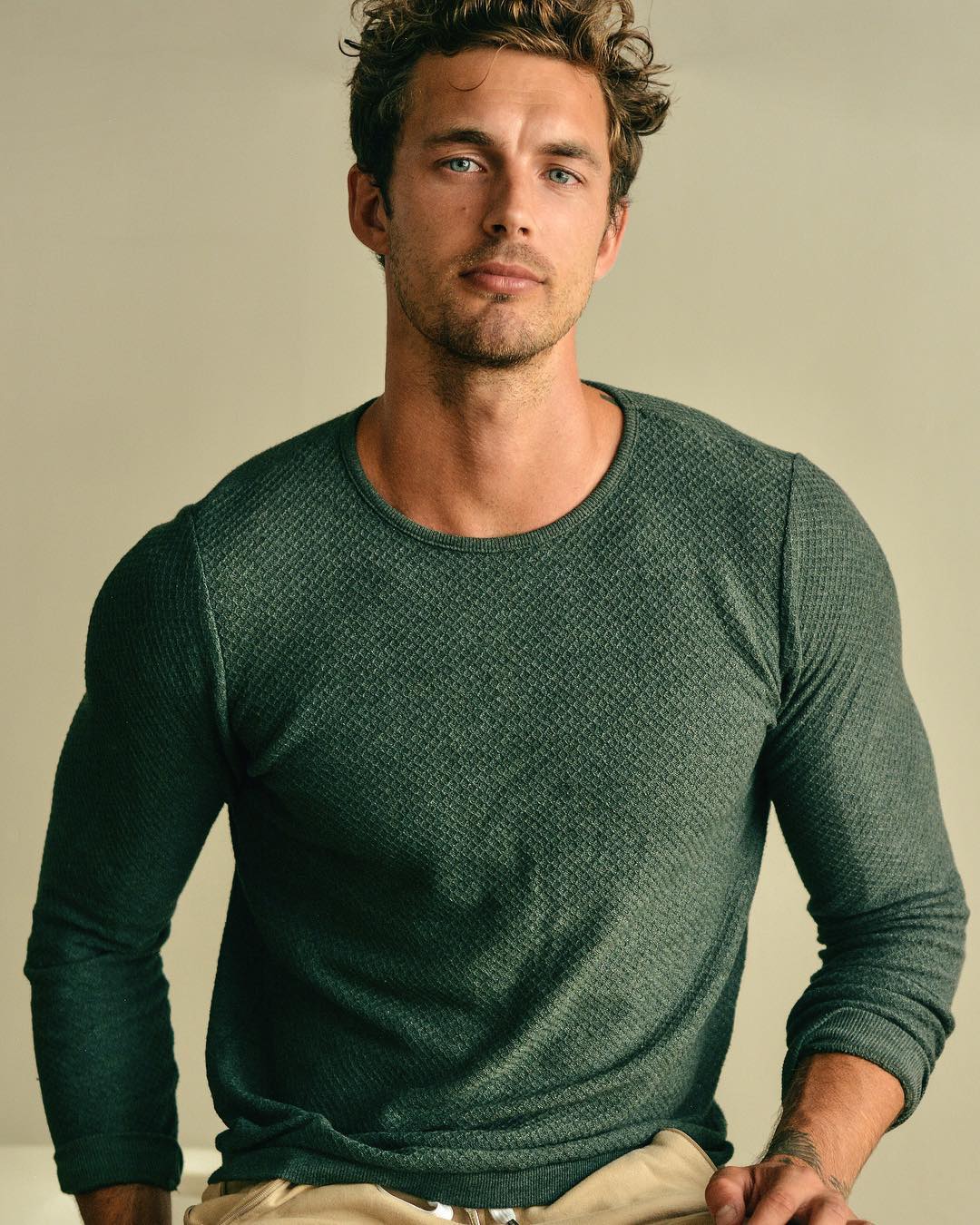 trang phục xanh olive của christian hogue