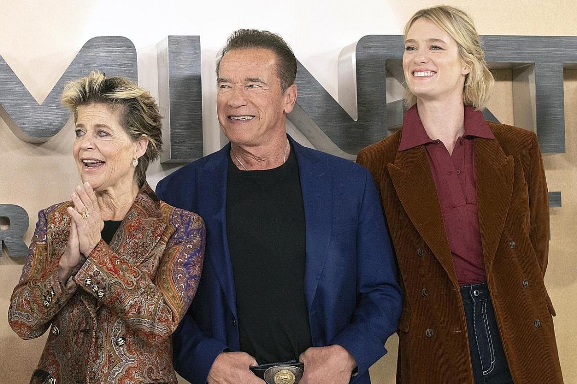 Nữ diễn viên Mackenzie Davis bên cạnh hai diễn viên gạo cội Natalia Reyes và Arnold Schwarzenegger